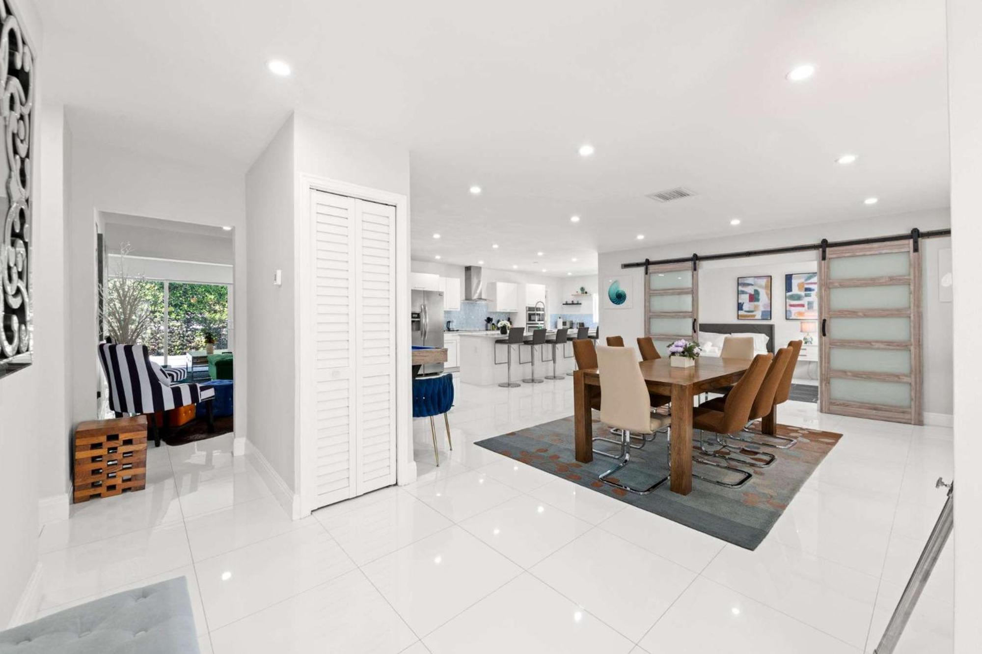 Spacious Retreat Sleeps 12 Private Pool Fire Pit Holiday home Miami